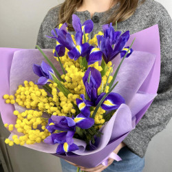 Букет из ирисов и мимозы